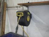 un tuyau fixé au mur d'un garage