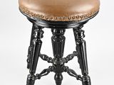une photo d'un tabouret noir avec une assise en cuir marron