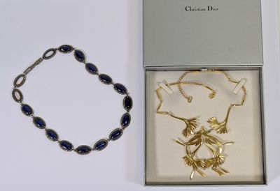 une boîte contenant un bracelet et un collier