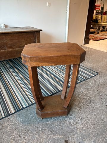 Sellette vers 1930. H 76 cm. Plateau taché