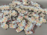 une pile de petites étiquettes posées sur une table