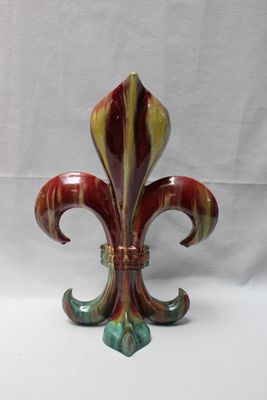 une photo d'un vase orné d'un motif de fleuron