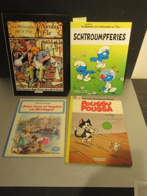 trois livres posés sur une table