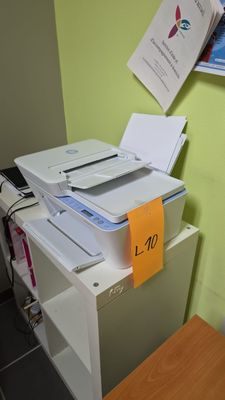une imprimante posée sur un classeur dans une pièce