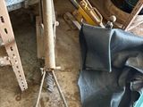 un tas d'outils posé par terre dans un garage