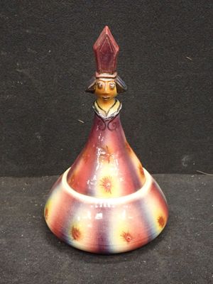 une petite figurine représentant un homme coiffé d'un chapeau
