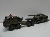 un camion de guerre miniature avec un char à l'arrière