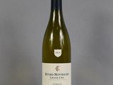 une bouteille de vin posée sur une table