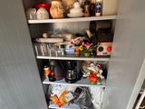 une photo d'un garde-manger rempli de provisions