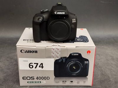 L'appareil photo est posé sur la boîte, sur la table.