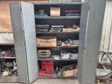 une armoire métallique contenant de nombreux objets