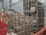 de nombreuses piles de tuyaux métalliques dans un grand entrepôt