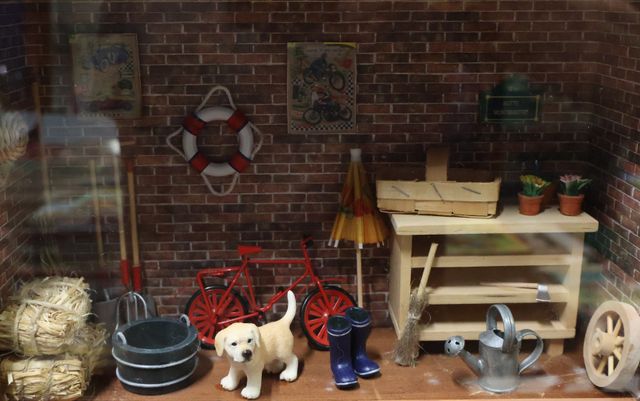 Diorama. Composition miniature, dans une vitrine en bois, vitre e...