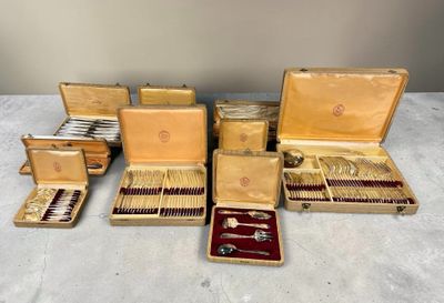 beaucoup d'argenterie dans un coffret sur une table