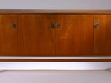 le buffet est en bois et comporte trois portes