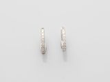 une paire de boucles d'oreilles en diamant