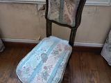 une chaise qui se trouve devant une fenêtre