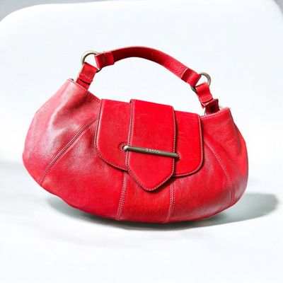 une image représentant un sac à main rouge sur fond blanc