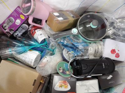 un tas d'objets divers posés sur un lit