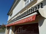un auvent rouge et blanc sur la façade d'un immeuble