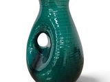 un vase vert avec un trou au milieu