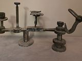 une sculpture en métal représentant un homme coiffé d'un chapeau, posée sur une table