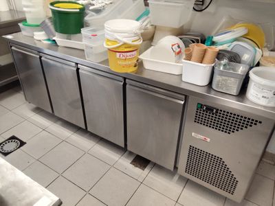 une cuisine avec beaucoup de désordre sur le comptoir