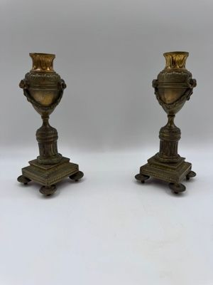 Paire de cassolettes formant bougeoirs en bronze ciselé et d…
