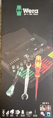 une boîte avec un tas d'outils à l'intérieur