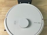 un robot blanc posé sur une table en bois