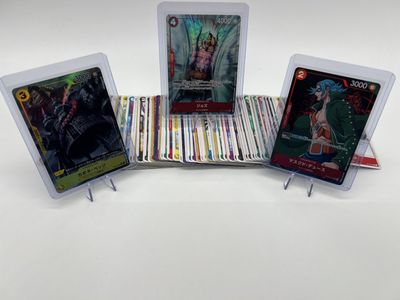 trois jeux de cartes empilés les uns sur les autres