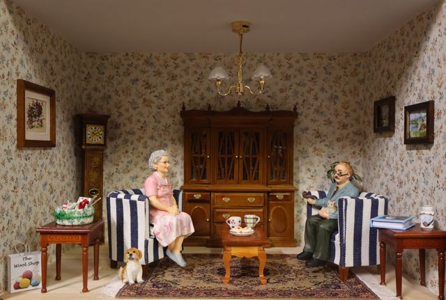 Diorama. Composition miniature, dans une vitrine en bois, vitre e...