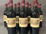 six bouteilles de vin rouge alignées