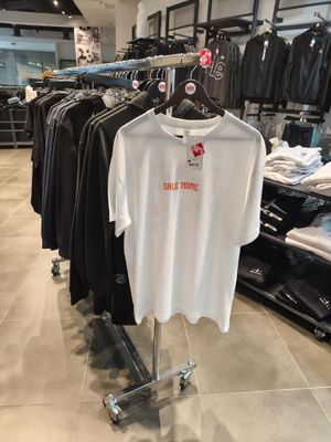 un t-shirt suspendu à un portant dans un magasin de vêtements