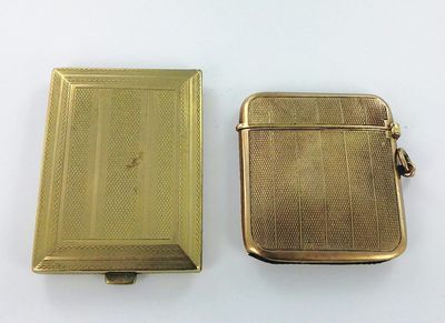 deux petits étuis à cigarettes en or posés l'un à côté de l'autre sur une surface blanche