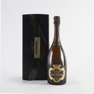 une bouteille de champagne devant une boîte noire