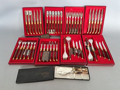 de nombreux types d'argenterie dans une boîte rouge