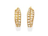 une paire de boucles d'oreilles en or et diamants