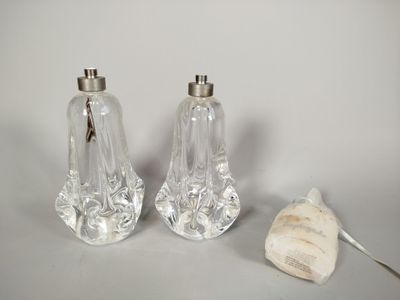 paire de salières et poivrières en verre transparent avec des couvercles argentés