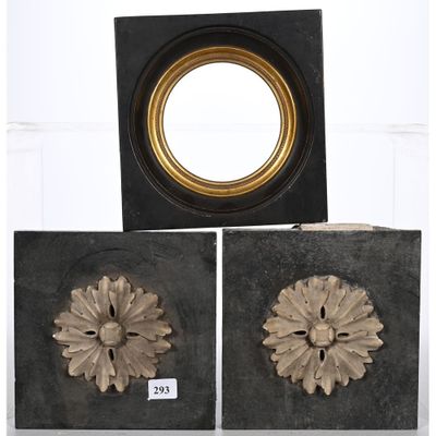 deux boîtes noires et dorées surmontées d'un miroir