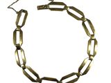 gros plan d'un collier sur fond blanc
