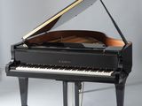 une image représentant un piano à queue posé sur un sol blanc