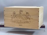 La boîte en bois est ornée d'un blason et d'un cheval.