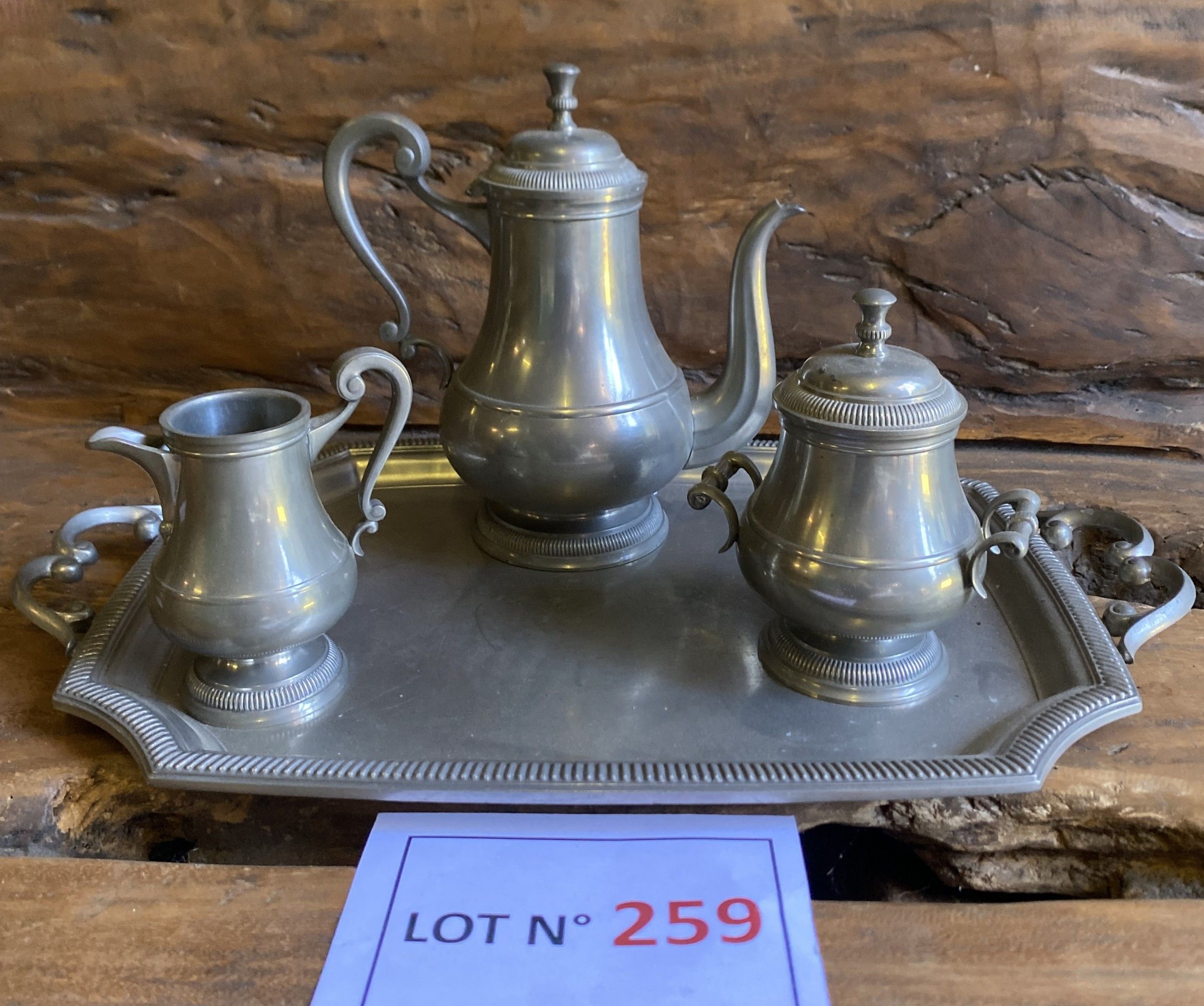 Étain Français XXeme : Bon service à café godronné sur son grand plateau (52X32) et comprenant, verseuse, pot à lait ...