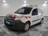 une camionnette blanche avec une bande rouge et blanche sur le côté