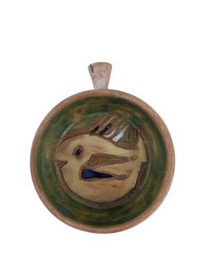 pendentif en céramique marron et vert, orné d'un oiseau au niveau du cou