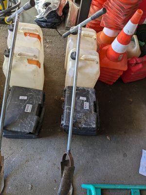 un tas de matériel de chantier posé par terre