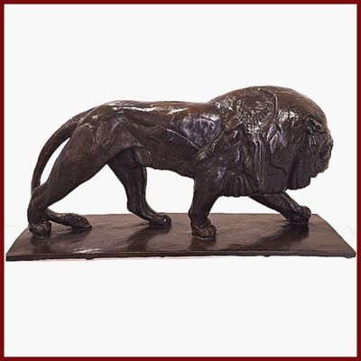 statue d'un lion posée sur un socle en bois, sur fond blanc