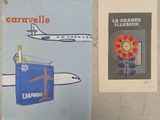 deux affiches accrochées au mur d'un immeuble, avec un avion en arrière-plan