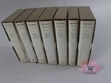 six livres sont empilés sur une surface blanche